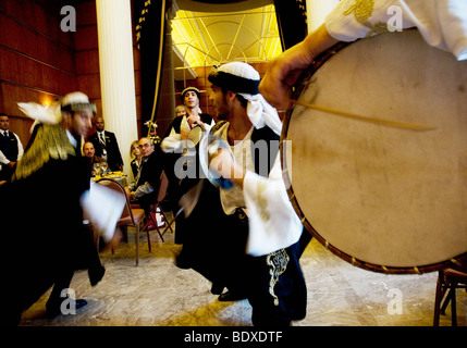 Costume da ballerini e musicisti eseguono la Zaffe, un libanese tradizionale danza popolare a matrimoni, in un hotel di Beirut Foto Stock