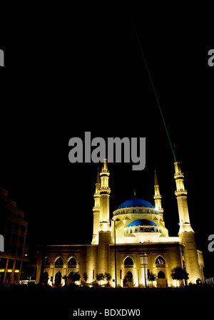 Il Mohammad al-Amin moschea a Beirut, in Libano. Un verde fascio laser spostando le frecce da uno dei minareti è rivolto verso la Mecca. Foto Stock