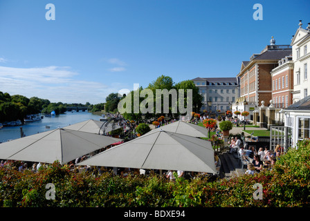 Una soleggiata giornata estiva a Richmond Riverside, Richmond-upon-Thames, London, England, Regno Unito Foto Stock