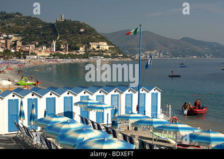 Vista sulla spiaggia di Noli presso la costa ligure, nord ovest Italia Foto Stock