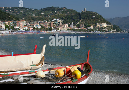 Vista sulla spiaggia di Noli presso la costa Ligure Liguria Italia Foto Stock