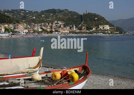 Vista sulla spiaggia di Noli presso la costa Ligure Liguria Italia Foto Stock