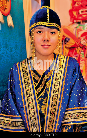 Portogallo: Miss Lundeg vestita come una principessa mongola in rappresentanza della Mongolia presso il BTL Turismo Fair 2009 a Lisbona Foto Stock