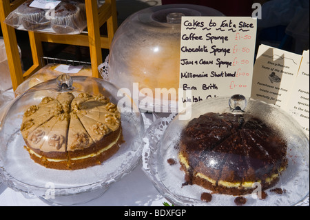 Torte per la vendita al mercato degli agricoltori nel Regno Unito Foto Stock