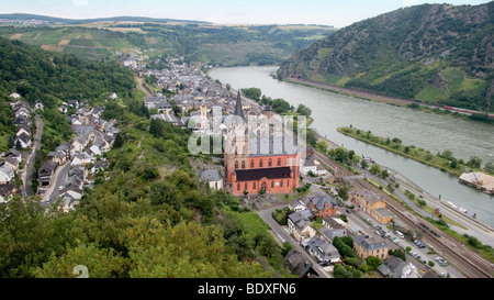 Vista Oberewsel con chiesa gotica Liebfrauenkirche presso la valle del Reno superiore e centrale Foto Stock