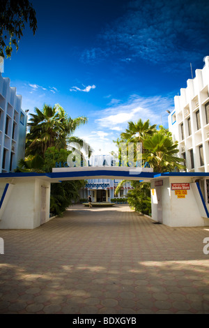 L'arco d'ingresso ad un complesso alberghiero fuori Pantheon Road, a Egmore, Chennai, India. Foto Stock