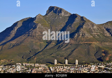 Vista dalla collina di segnale a Cape Town sul case residenziali, il Devil's Peak sul retro, Sud Africa e Africa Foto Stock