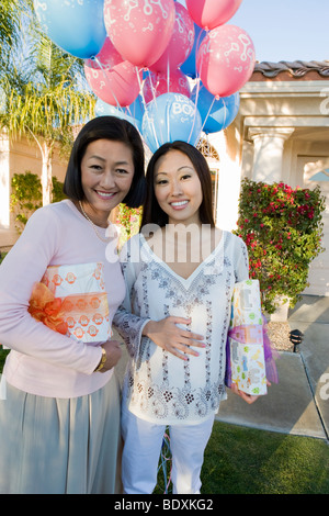 Incinta donna asiatica con la madre a un bambino, doccia Foto Stock