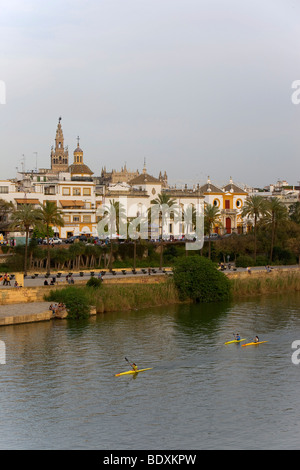 Rio il fiume Guadalquivir, Plaza de Toros, cattedrale, cityscape, Siviglia, in Andalusia, Spagna, Europa Foto Stock