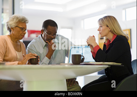 Advisor finanziario assistere Coppia senior Foto Stock