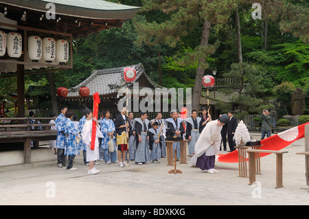 Celebrazioni presso il Santuario Imamiya, Matsuri, sacrario scintoista festival il 5 aprile, Kyoto, Giappone, Asia Foto Stock