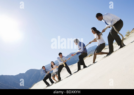 La gente di affari giocando rimorchiatore di guerra nel Deserto Foto Stock