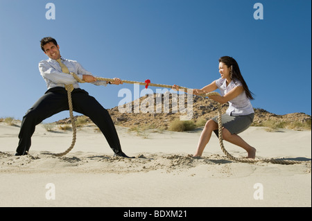 Due persone di affari giocando rimorchiatore di guerra nel Deserto Foto Stock