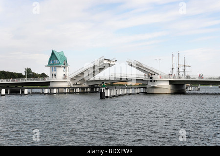 Ponte mobile apertura oltre il Fiume Schlei, Kappeln, Schleswig-Flensburg, Schleswig-Holstein, Germania, Europa Foto Stock