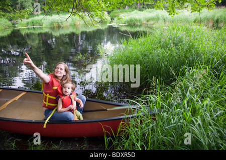 Madre e figlia su una canoa. Foto Stock