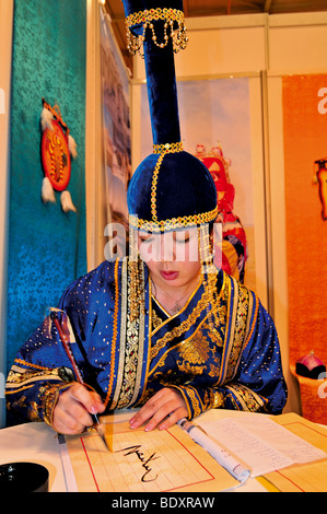 Portgual: Miss Lundeg in abito mongolo nomi della pittura presso lo stand di Samar Magic Tours presso il Salone del Turismo di Lisbona Foto Stock
