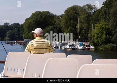 Senior citizen su una crociera in battello a vapore godendo la vista di Berlino, Germania, Europa Foto Stock