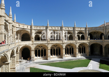 A due piani chiostro nel contenitore, Claustro, del monastero di Hieronymites, Mosteiro dos Jeronimos, patrimonio mondiale dell UNESCO Foto Stock