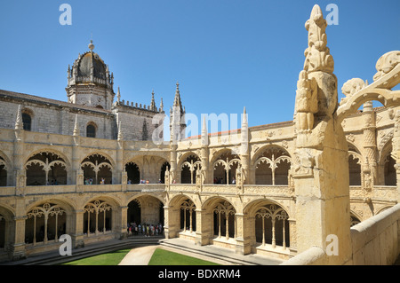 A due piani chiostro nel contenitore, Claustro, del monastero di Hieronymites, Mosteiro dos Jeronimos, patrimonio mondiale dell UNESCO Foto Stock