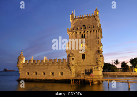 La Torre de Belem, fortificazione di difesa dal XVI secolo, Sito Patrimonio Mondiale dell'UNESCO, alla foce del fiume Tago, Bel Foto Stock