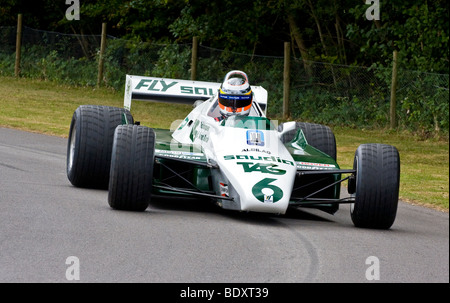 1982 Williams-Cosworth FW08 con driver Nico Hulkenberg sul hillclimb a Goodwood Festival della velocità, Sussex, Regno Unito. Foto Stock