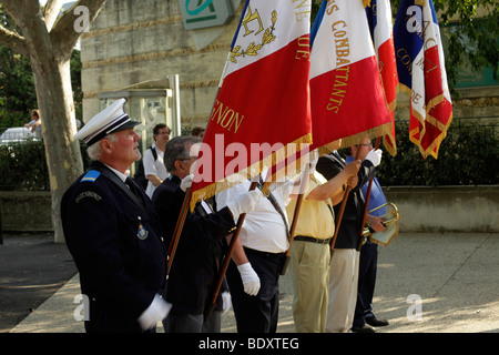 Veterani francese con le bandiere in Villeneuve les Avignon vicino a Avignon, Provence, Francia Foto Stock