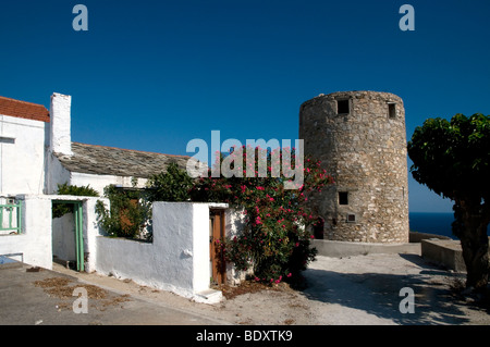 Città vecchia o Hora, Alonissos - scena con mulino a vento disusato ora convertito in una casa, Sporadi, Isola greca Foto Stock