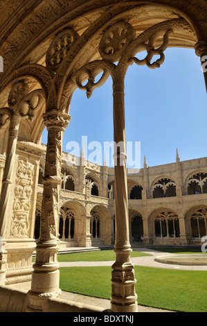 A due piani chiostro nel contenitore, Claustro, del monastero di Hieronymites, Mosteiro dos Jeronimos, patrimonio mondiale dell UNESCO Foto Stock