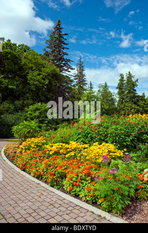 Letti di fiori, percorsi da giardino e composizioni floreali presso i Giardini Inglesi in Assiniboine Park in Winnipeg, Manitoba, Canada. Foto Stock