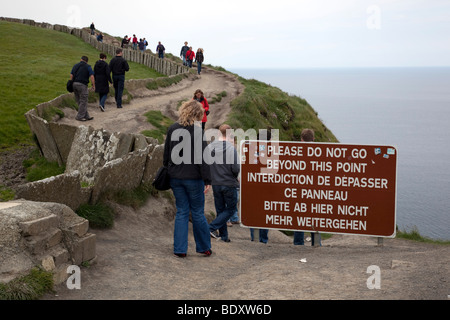 Cliff segno bordo; moher; Clare, Irlanda Foto Stock