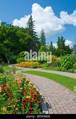 Letti di fiori, percorsi da giardino e composizioni floreali presso i Giardini Inglesi in Assiniboine Park in Winnipeg, Manitoba, Canada. Foto Stock