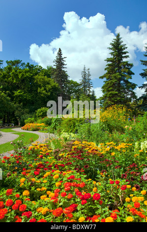 Letti di fiori, percorsi da giardino e composizioni floreali presso i Giardini Inglesi in Assiniboine Park in Winnipeg, Manitoba, Canada. Foto Stock