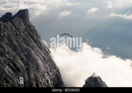 Parapendio al vertice di Mt. Zugspitze, 2962 m, la montagna più alta in Germania, Bavaria-Tyrol, Germania, Europa Foto Stock