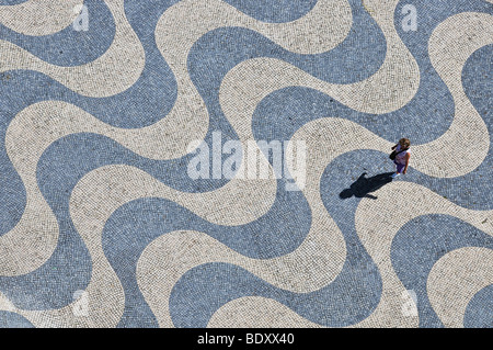 Traversata turistica acciottolato con andamento ondulato, Belem, Lisbona, Portogallo, Europa Foto Stock
