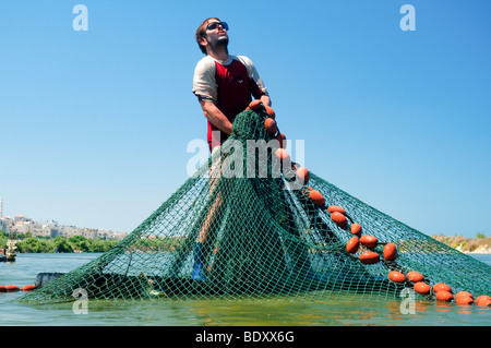 Israele, pianure costiere, Kibbutz Maagan Michael, la raccolta di pesce da un corso intensivo di gruppo crescente Foto Stock