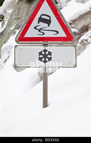 Strada sdrucciolevole cartello di avviso, Regione Grigioni, alpi svizzere, Svizzera, Europa Foto Stock