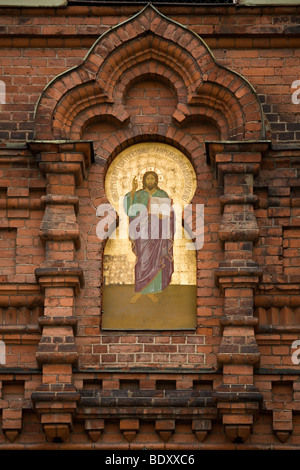 Un dettaglio dall'esterno della chiesa ortodossa a Tampere, in Finlandia. L'oro decorate icona mostra un'immagine di Gesù Cristo. Foto Stock