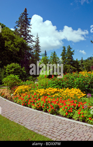 Letti di fiori, percorsi da giardino e composizioni floreali presso i Giardini Inglesi in Assiniboine Park in Winnipeg, Manitoba, Canada. Foto Stock