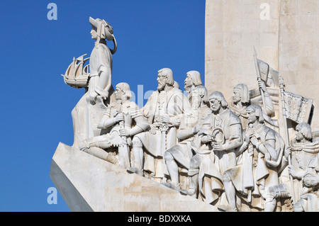Il Monumento delle Scoperte, Padrao dos Descobrimentos, con grande popolo portoghese della storia della marineria, sull'estuario o Foto Stock