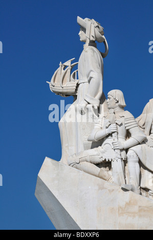 Il Monumento delle Scoperte, Padrao dos Descobrimentos, con grande popolo portoghese della storia della marineria, sull'estuario o Foto Stock