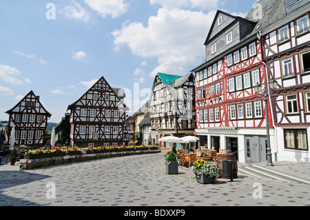 Metà storico-case con travi di legno, piazza Kornmarkt, città storica, Wetzlar, Hesse, Germania, Europa Foto Stock