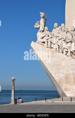 Il Monumento delle Scoperte, Padrao dos Descobrimentos, con grande popolo portoghese della storia della marineria, sull'estuario o Foto Stock