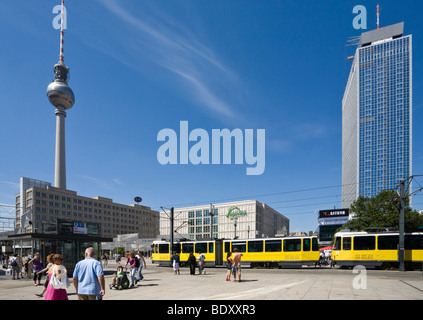 La piazza Alexanderplatz, Berolina house, la torre della televisione, Galeria Kaufhof, tram, Park Inn Hotel, nel quartiere Mitte di Berlino, Germania, Europa Foto Stock