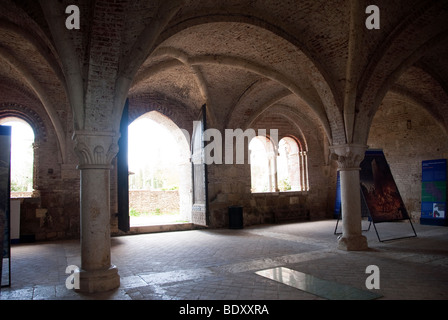 Capitolo casa di San Galgano del XII secolo Abbazia fondata dal francese monaci cistercensi vicino Siena, ora con il tetto ceduto. Foto Stock