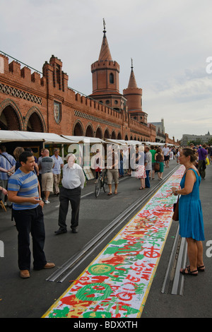 Open air gallery a ponte Oberbaum tra Kreuzberg e Friedrichshain di Berlino, Germania, Europa Foto Stock