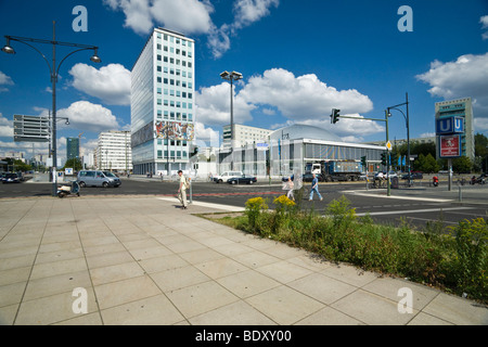 Attraversamento Grunerstrasse Alexanderstrasse street, la casa del Maestro edificio, e dal Centro Congressi BCC, Mitte di Berlino, germe Foto Stock