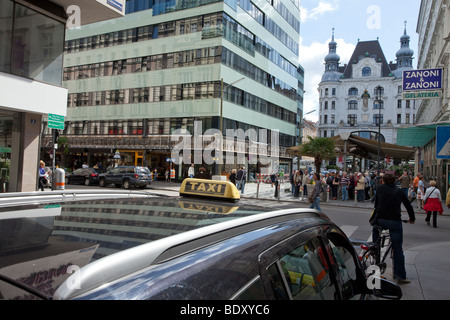 Un taxi parcheggiato a Vienna, Austria. Il tetto di un taxi nel centro di Vienna. Gli edifici moderni e antichi della città vecchia sono visti sullo sfondo. Foto Stock