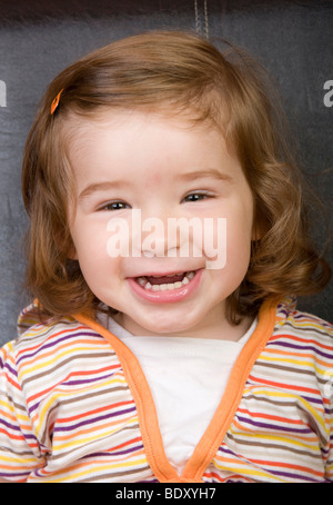 Ragazza 2 anni, ritratto, ridendo Foto Stock