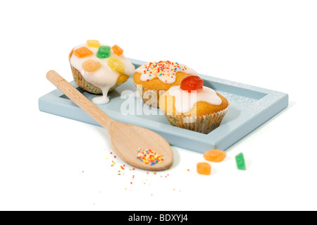 Tre i tortini su un vassoio servente Foto Stock