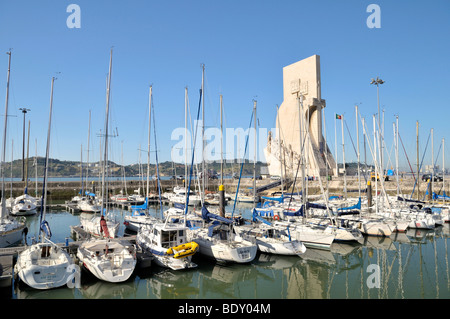 Marina e il Monumento alle Scoperte, Padrao dos Descobrimentos, con grande popolo portoghese della storia della marineria sul th Foto Stock